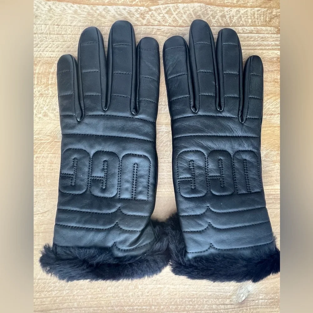 UGG Leather Quilted Logo Tech Glove in Black Size Small